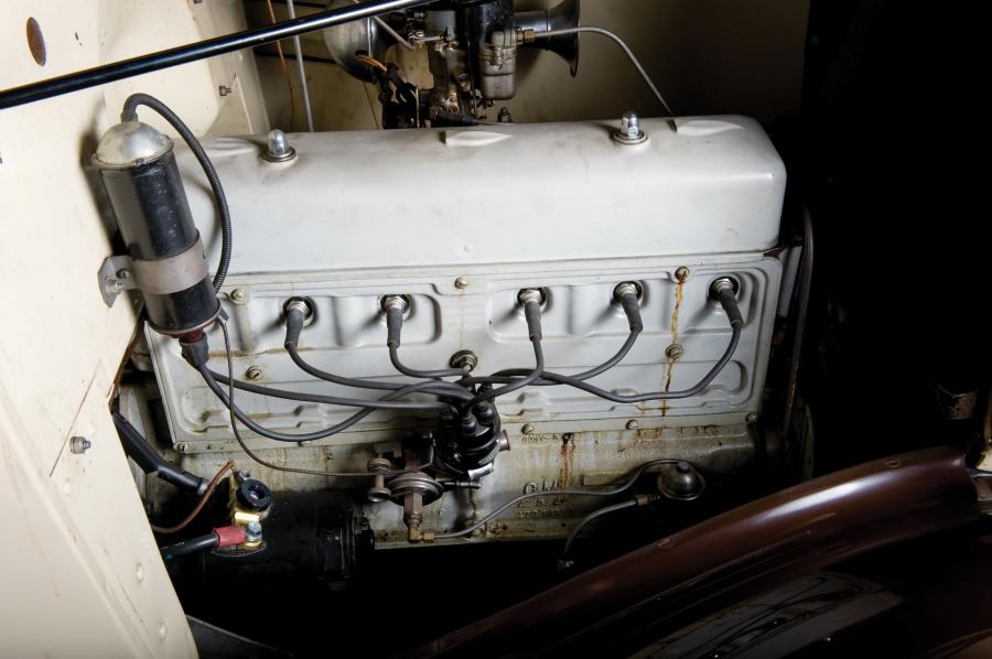 Моторный отсек Chevrolet Standard Phaeton 1934 года  (фото 4 из 4)
